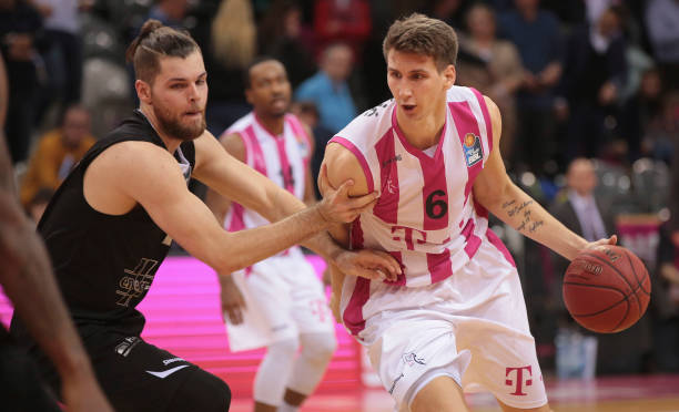 她克服了伤 她克服了伤